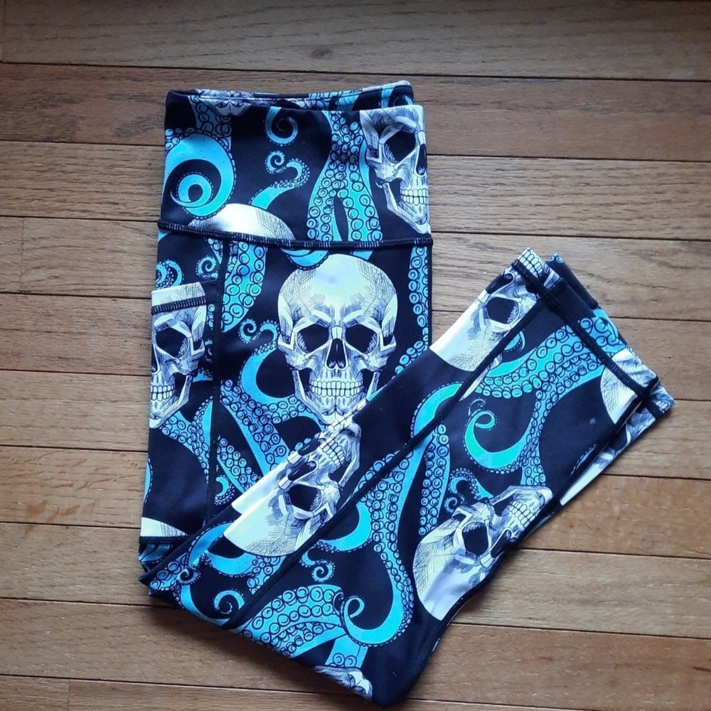 Kraken Skull Print CVG Medium Capris Leggings